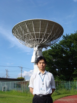 本部 電磁波計測研究所 ACE衛星リアルタイムデータ受信アンテナ前にて 本部 電磁波計測研究所 ACE衛星リアルタイムデータ受信アンテナ前にて
