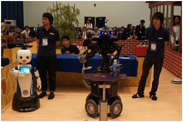 チーム「eR@sers」 左側のロボット：eR(イレ)@(イ)ser(サー)と右側のロボット：DiGORO(ダイゴロウ)に、NICTの「音声対話技術・動作学習技術」を搭載しました