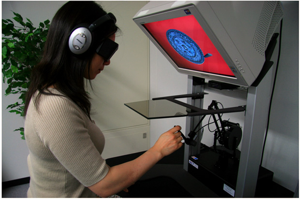 図2：3D映像、音、感触の三感覚情報を統合した「海獣葡萄鏡」（国重要文化財）の体験