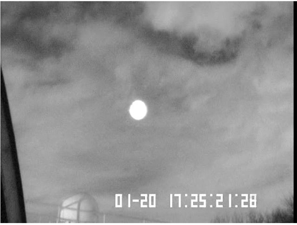 図2: 望遠鏡に設置したカメラで取得した衛星方向の画像。明るい点がOICETS衛星からのレーザを 示しており、雲があっても宇宙光通信が持続可能であった時の実験の様子を示している。