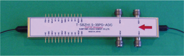 高速位相変調器（100GbpsDQPSK変調器）の外観