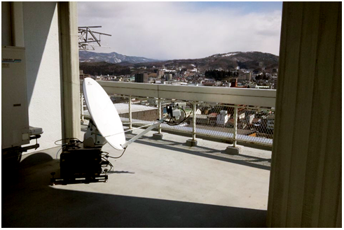 岩手県庁に設置された地上アンテナ（可搬型VSAT）の外観写真（アンテナ径1.0m）