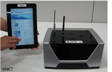 図1　今回開発した携帯型タブレット端末（左）と以前開発した据置型基地局（右）