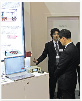 ●電波を利用した人検知システムに関心を示す山川鉄郎 総務審議官