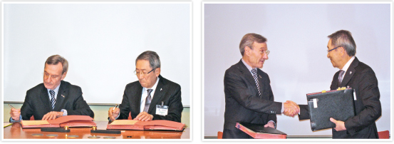 ●研究協力協定を締結し、握手するヤニック・デスカタCNES理事長（左）と宮原 秀夫NICT理事長（右）