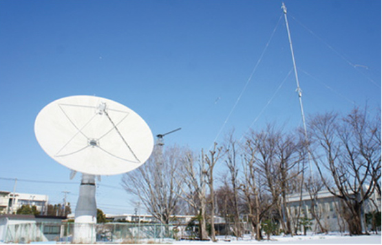 図4　NICTの敷地内に建っている、ACE太陽風観測データ受信用パラボラアンテナ