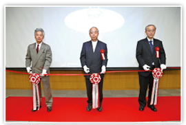 武井総括審議官（右）、坂内理事長（中央）、富田理事（左）によるテープカット