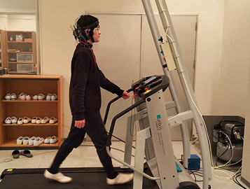 トレッドミル歩行中の脳波（EEG）計測