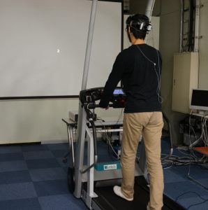 歩行中の脳波計測(EEG)