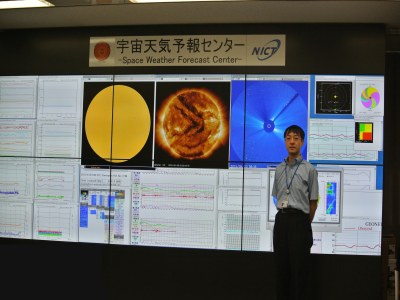 本部　電磁波計測研究所　宇宙天気予報センターにて