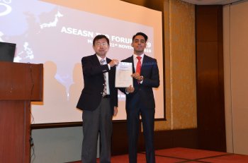 Dr. Vangani Tarun Kumar, I2R receiving a certificate for the project ASEAN Language Speech Translation thru’ U-STAR