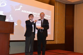 Boon Choong Foo, MIMOS receiving a certificate for the project IoT Open Innovation Platform