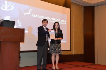 Dr. Kultida Rojviboonchai, Chulalongkorn U receiving a certificate for the project Study and evaluation of heterogeneous network for smart community and smart city applications