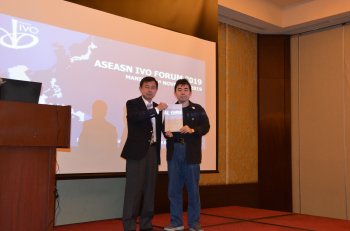 Dr. Chenchen Ding, NICT receiving a certficate for best overall project for the project Open Collaboration for Developing and Using Asian Language Treebank