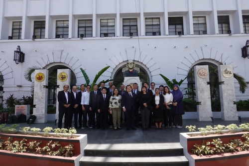 Steering Committee members and secretariat