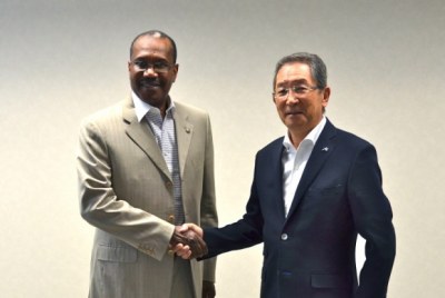 Dr. Hamadoun I. Touré, Secretary General of ITU (left) and Dr. Miyahara, President of NICT (right)