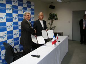Left : Dr. Laurent Malier (CEO of LETI),  Right : Dr. Masao Sakauchi (President of NICT)