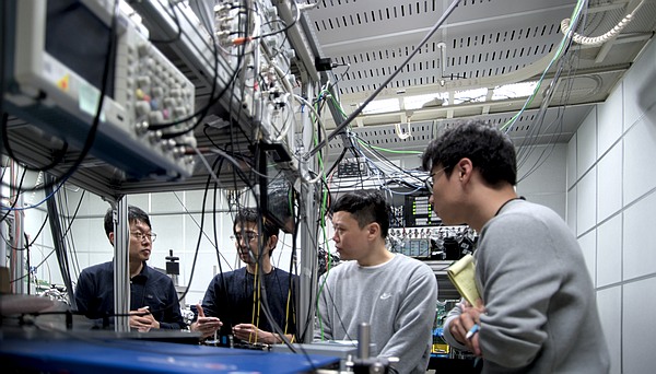 Lab tour: Discussing the lattice clock NICT-Sr1 Lab tour: Discussing the lattice clock NICT-Sr1