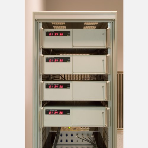 four rack-mounted cesium atomic clocks