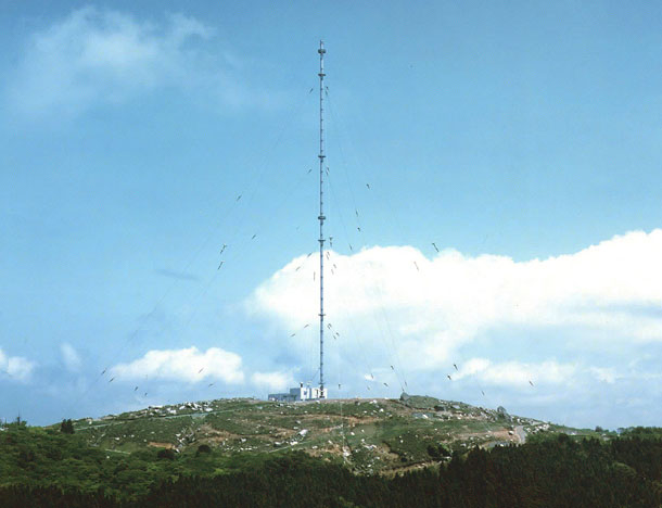 photograph of the antenna of the 60 kHz Hagane-yama LF transmission station