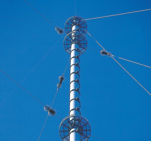 The top of the umbrella antenna is located 200m above the ground to effectively radiate the long waves of the LF station.