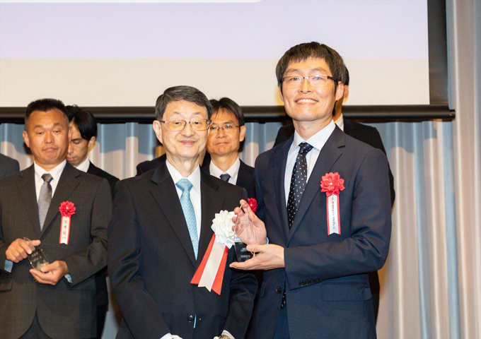 President Yamakawa of the ITU Assocciation and Dr. Shiga of the Space Time Standards Laboratory