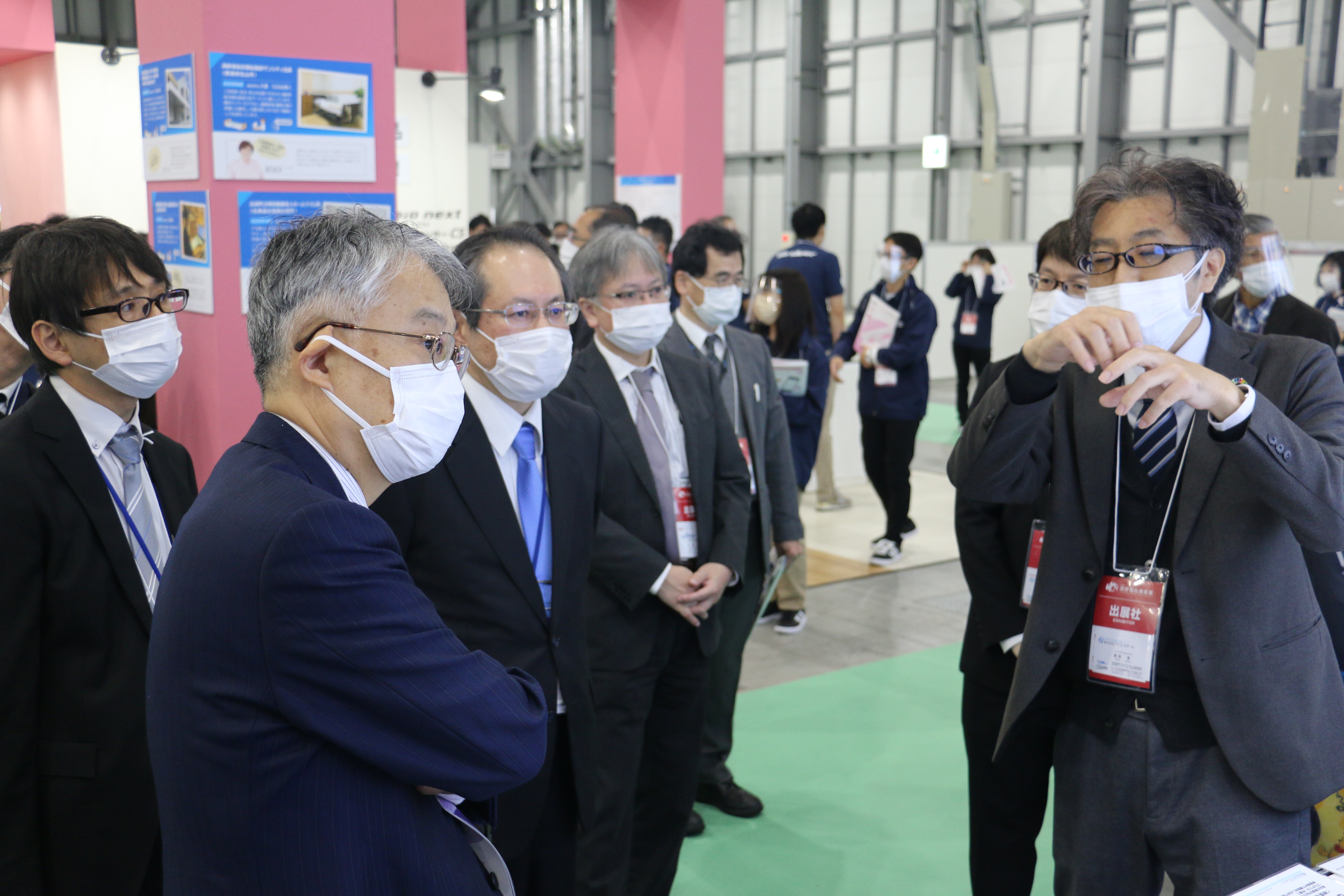 総務省関係者による展示視察の様子の写真1