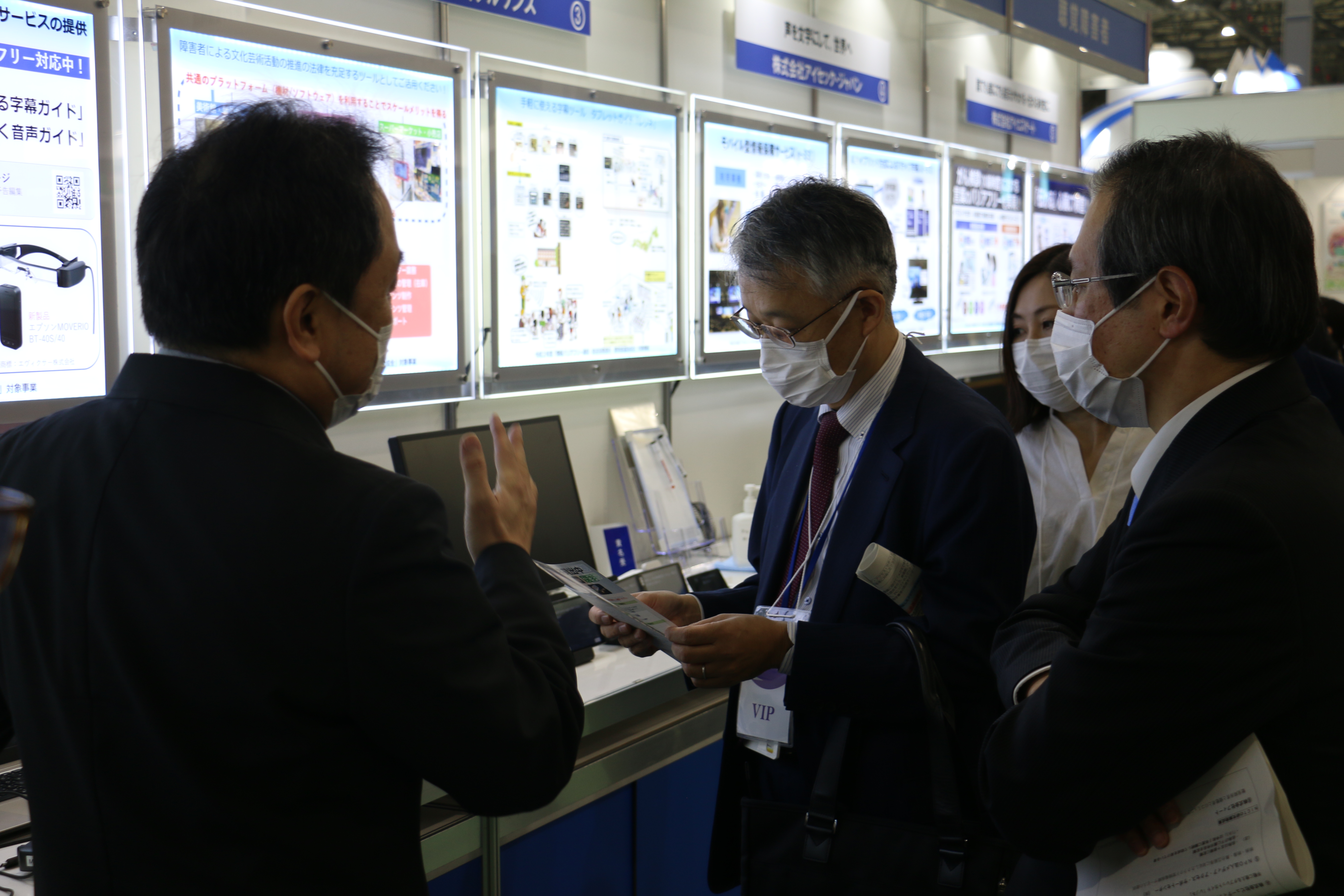 総務省関係者による展示視察の様子の写真2