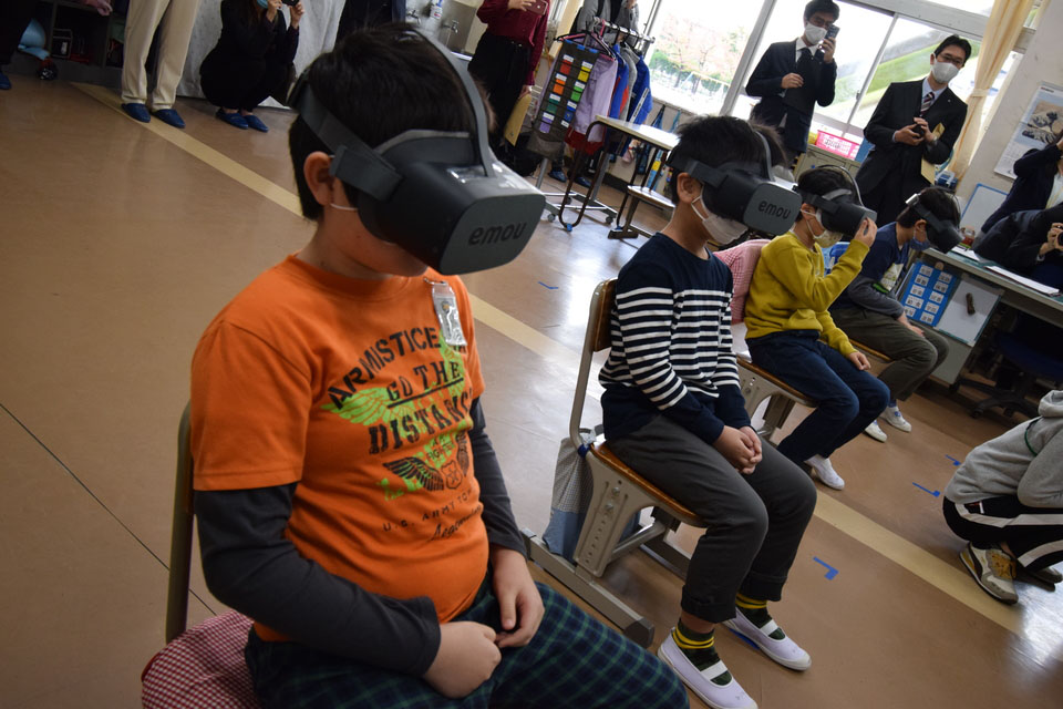 Wi-FiでインターネットとVRゴーグルをつなげて、自己紹介の動画コンテンツを流しています。動画には、自分が自己紹介するパートも設けられています。