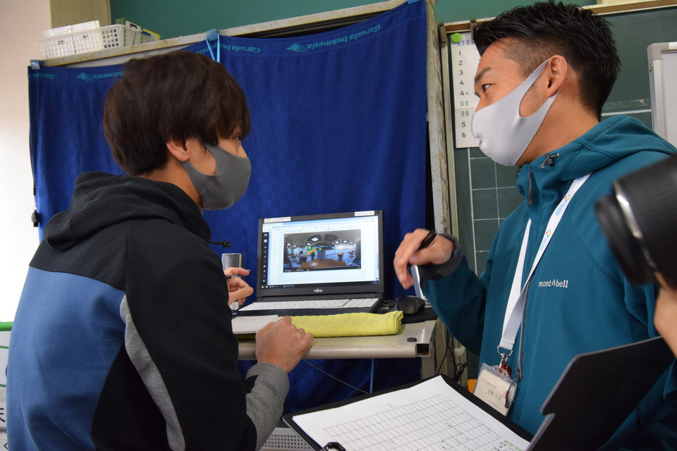 VRゴーグルには、視点のログ機能があり、自己紹介しているときの目線の動きなどを確認できます。