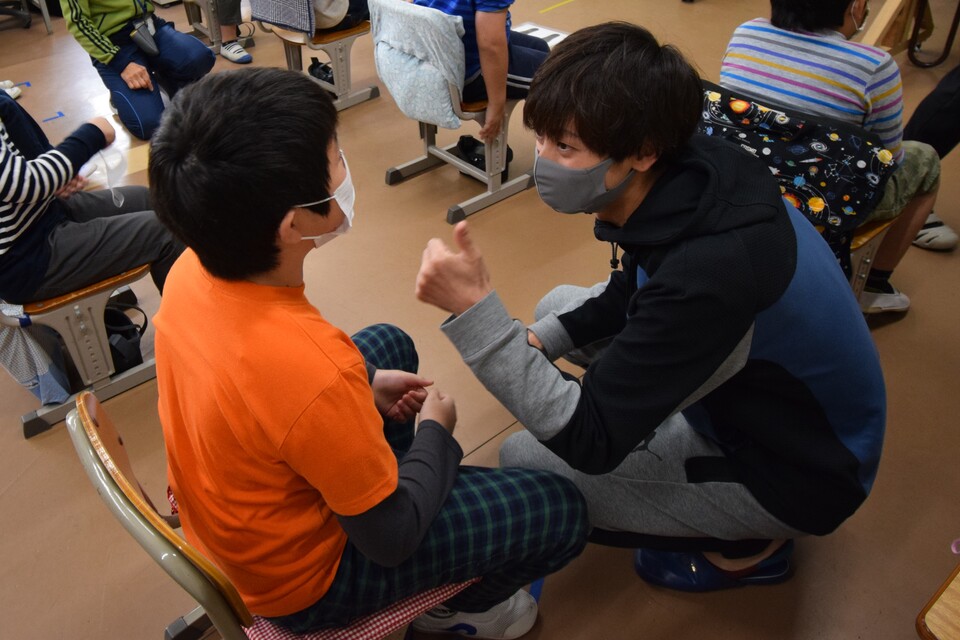 一人ひとりの生徒に「ちゃんと自己紹介している人の顔を見ることができていて良かったよ」など、行ったことに対してフィードバックしていきます。ただ、練習するだけではなく、出来たことを褒めることで、生徒の自己肯定感や自信を向上させることを大切にした授業を実施しています。