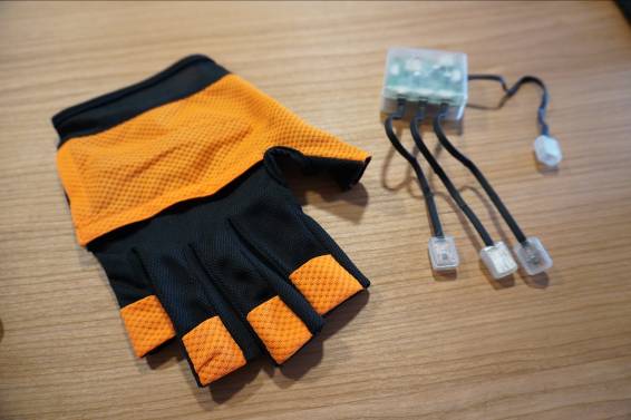 「Ubitone」専用に開発したグローブと電子回路