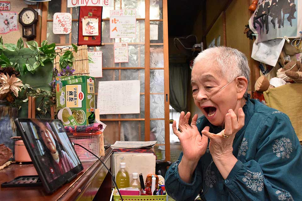 「見守り・交流アプリ」で民生委員と会話を楽しんでいる様子