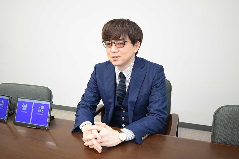 高齢者の声に寄り添いながら「見守り・交流アプリ」の開発を担当されている栗田さん