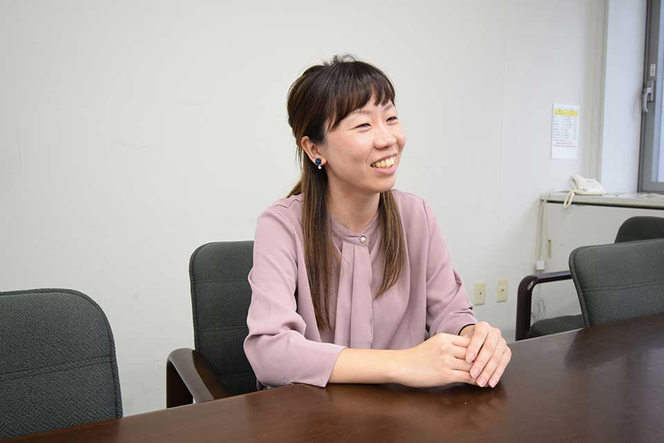 高齢者や協力企業を調整し、きめ細かいフォローをしている緒方さん