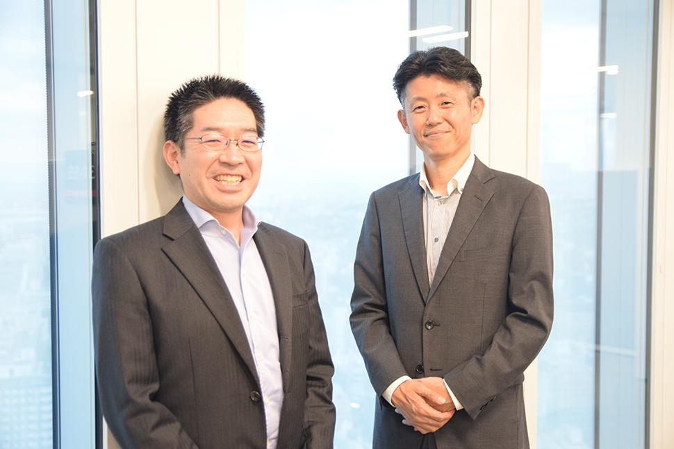 横浜市経済局イノベーション都市推進部産業連携推進課担当課長の松本圭市さん(左)、 横浜市デジタル統括本部企画調整部デジタル・デザイン室長の谷口智行さん(右)