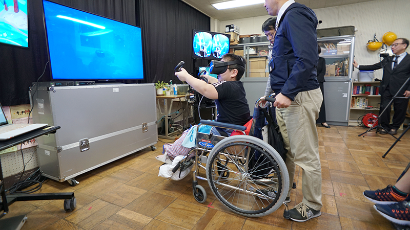 院内学級で学ぶ生徒に向けた水族館の校外学習の様子