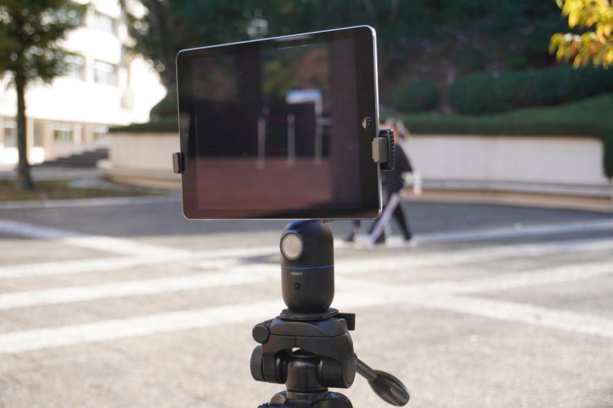 自動追尾カメラ付きの三脚にICT機器を装着。ICT機器に映る映像をもとに指導する