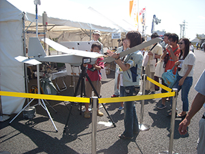 第34回九都県市合同防災訓練での無人飛行機の展示の様子 第34回九都県市合同防災訓練での無人飛行機の展示の様子