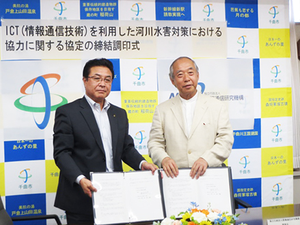 千曲市 岡田市長(左)とNICT 坂内理事長(右) 千曲市 岡田市長(左)とNICT 坂内理事長(右)