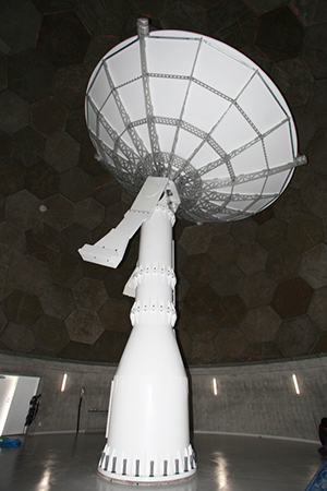 太陽電波観測システムのドーム内アンテナ