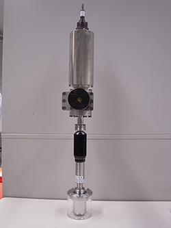 図3：NICTと佐賀県立九州シンクロトロン光研究センターが共同開発した小型イオンポンプ付きの可搬型超高真空試料搬送導入装置