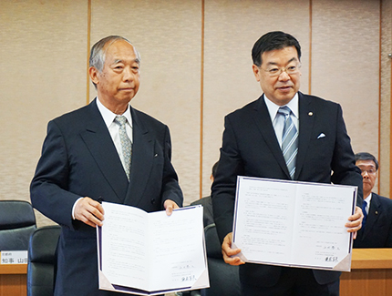 山田啓二知事（右）と坂内正夫理事長（左）