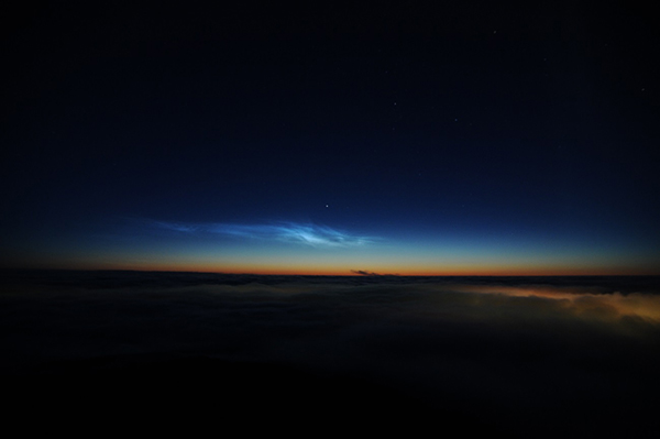 図3. 北海道紋別市のオホーツクスカイタワーにおいて、2015年6月21日2:15 JSTに撮影された夜光雲(撮影: 北海道大学 藤吉康志)。