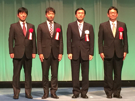 表彰式の模様 左から、クルウィット 国峯代表取締役、NICT 井上室長、総務省 武田総括審議官(授与者)、横浜国立大学 吉岡准教授 表彰式の模様 左から、クルウィット 国峯代表取締役、NICT 井上室長、総務省 武田総括審議官(授与者)、横浜国立大学 吉岡准教授