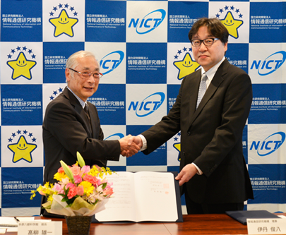 多摩六都科学館 髙柳雄一館長(左)とNICT 伊丹俊八理事(右) 多摩六都科学館 髙柳雄一館長(左)とNICT 伊丹俊八理事(右)