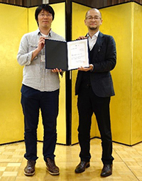 左から青野 良範 主任研究員、清藤 武暢 氏