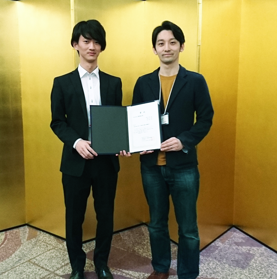 優秀論文賞 受賞者を代表して　左から 海老名氏（横浜国立大学）、渡邉研究員