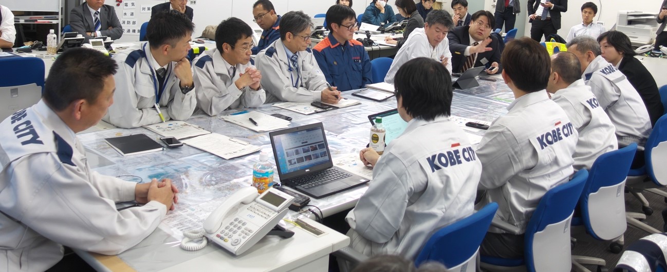 図4 実証実験と並行して行われた検討会 図4 実証実験と並行して行われた検討会