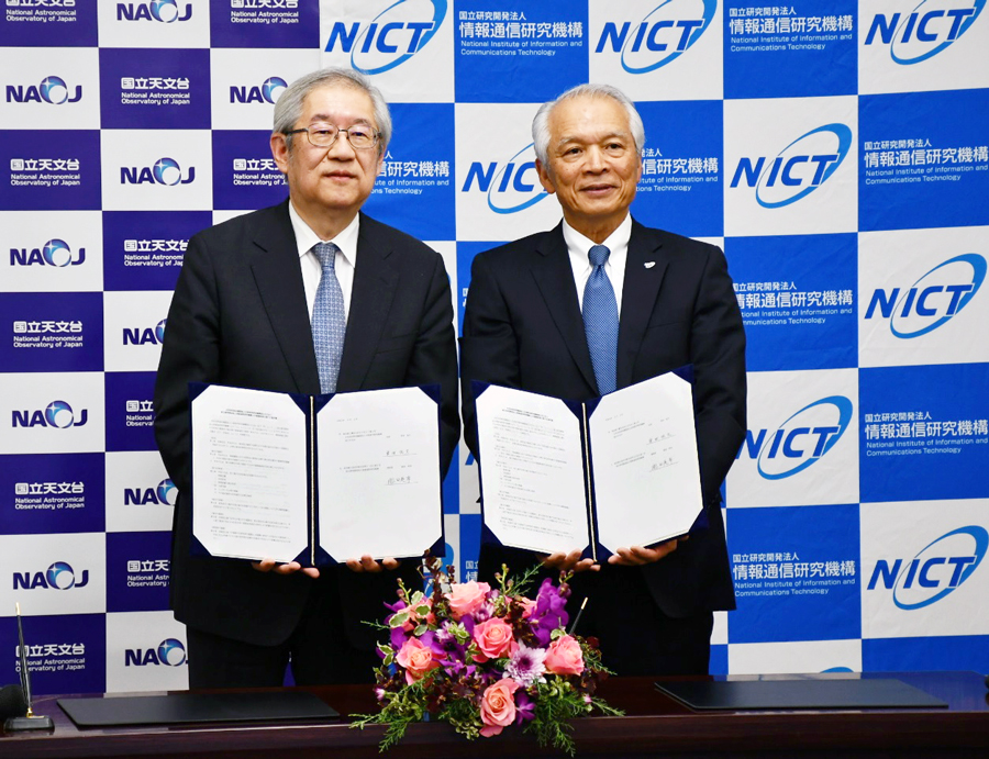 NAOJ 常田佐久台長（左）とNICT 徳田英幸理事長（右）